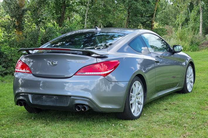 Grå Hyundai Genesis fra 2011