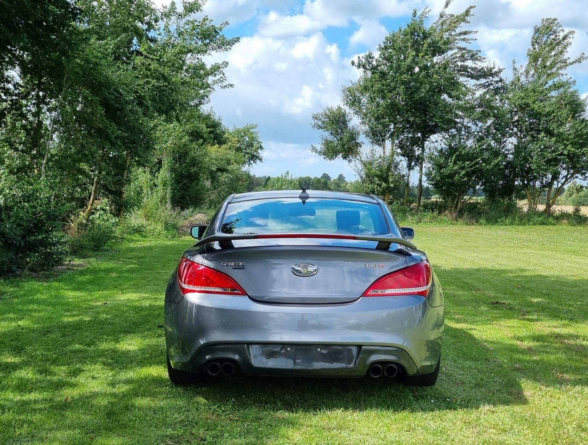 Grå Hyundai Genesis fra 2011