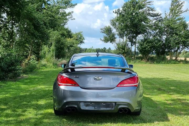 Grå Hyundai Genesis fra 2011