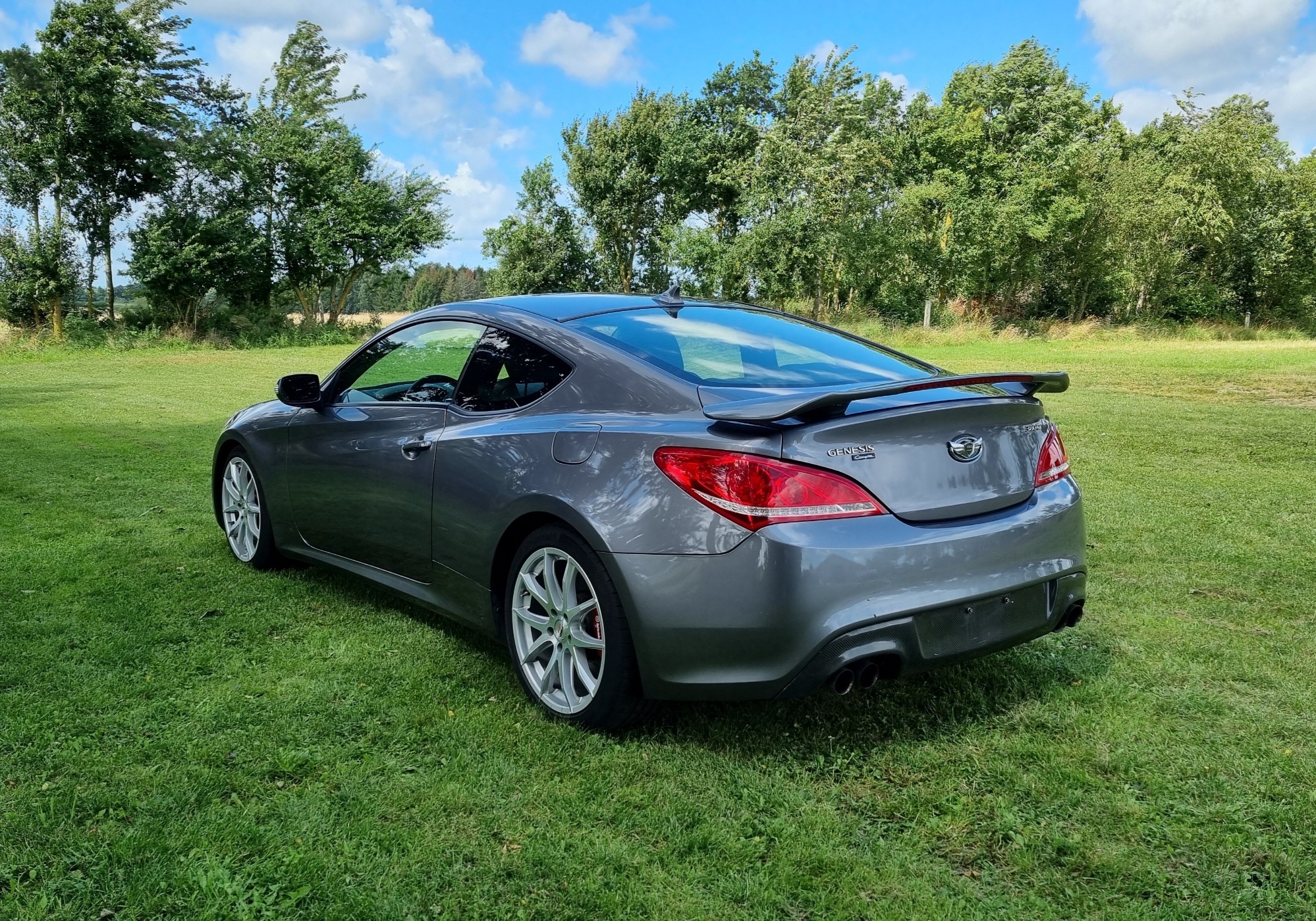 Grå Hyundai Genesis fra 2011