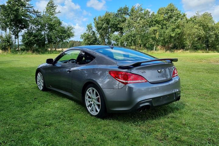 Grå Hyundai Genesis fra 2011