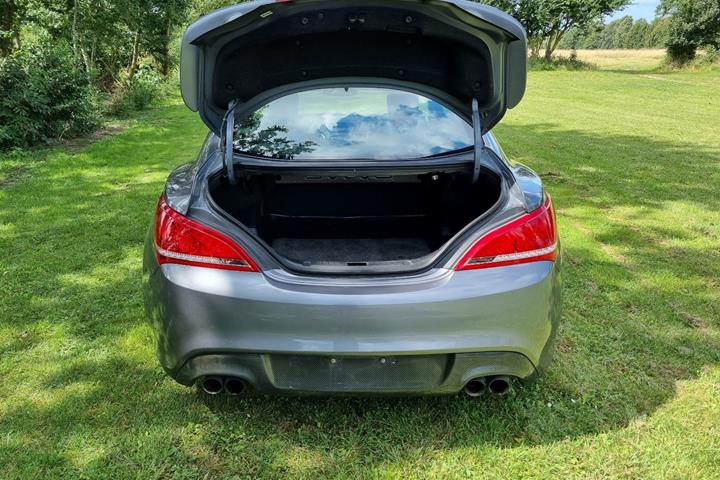 Grå Hyundai Genesis fra 2011