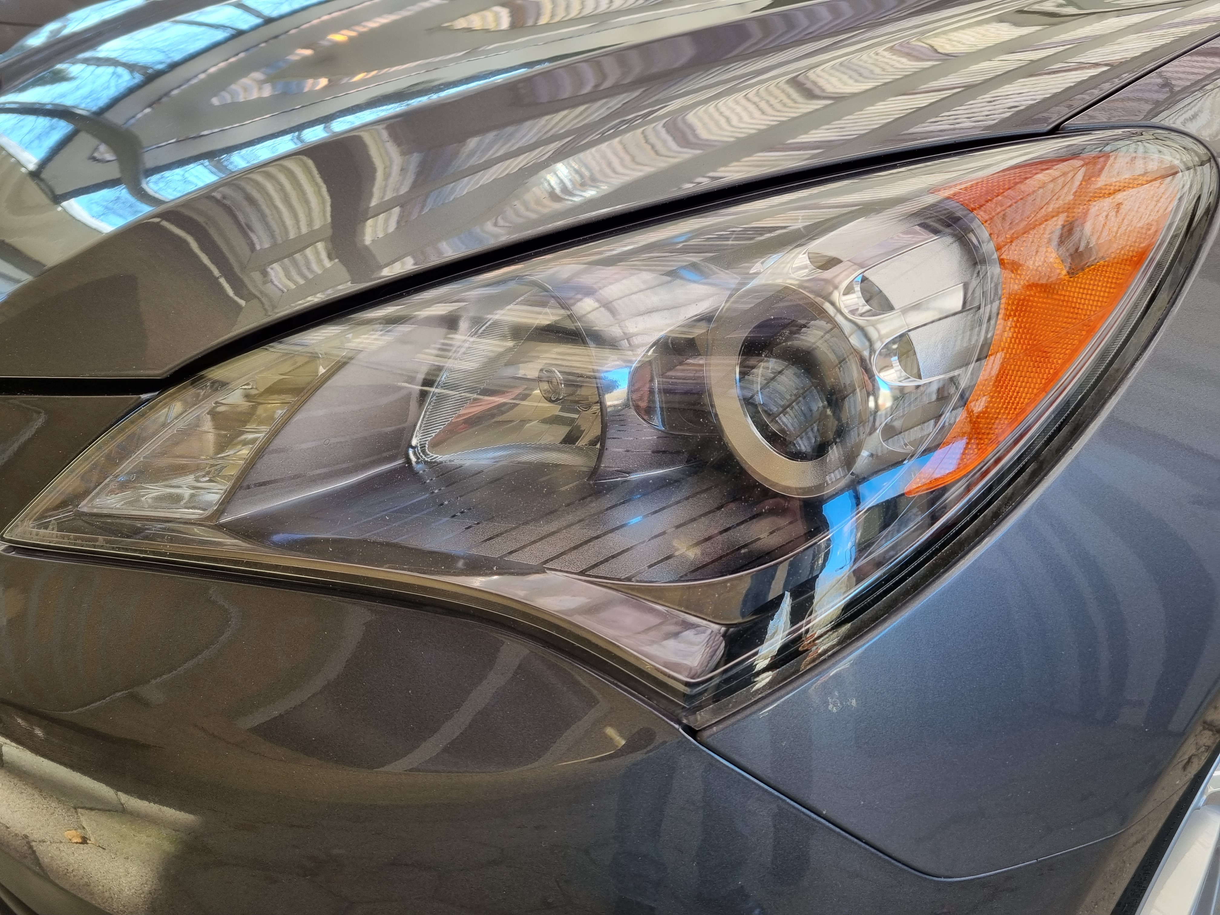 Grå Hyundai Genesis fra 2011