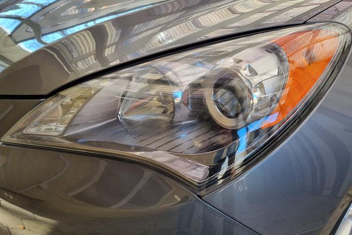 Grå Hyundai Genesis fra 2011