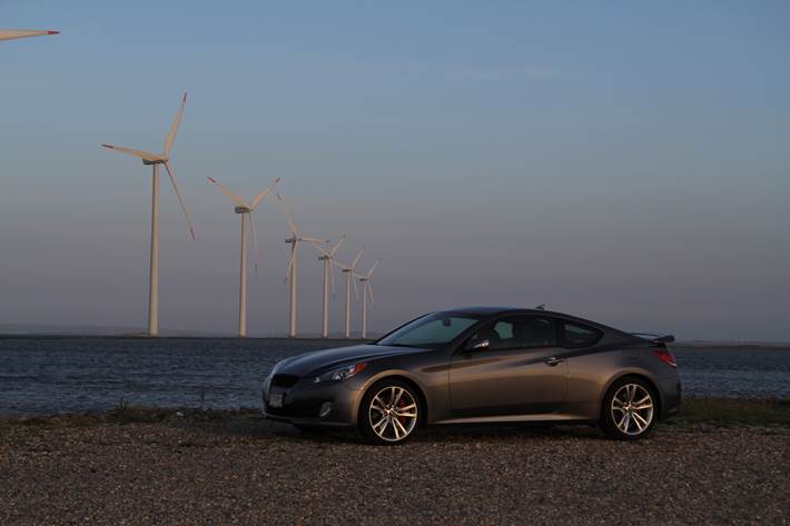 Grå Hyundai Genesis fra 2011