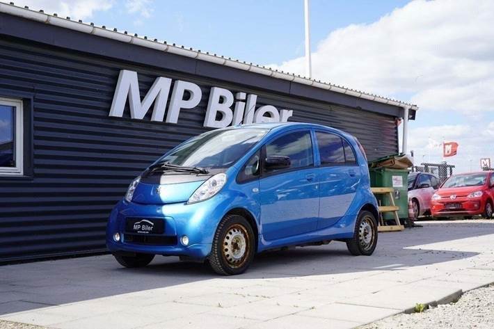 Blå Peugeot iON fra 2012