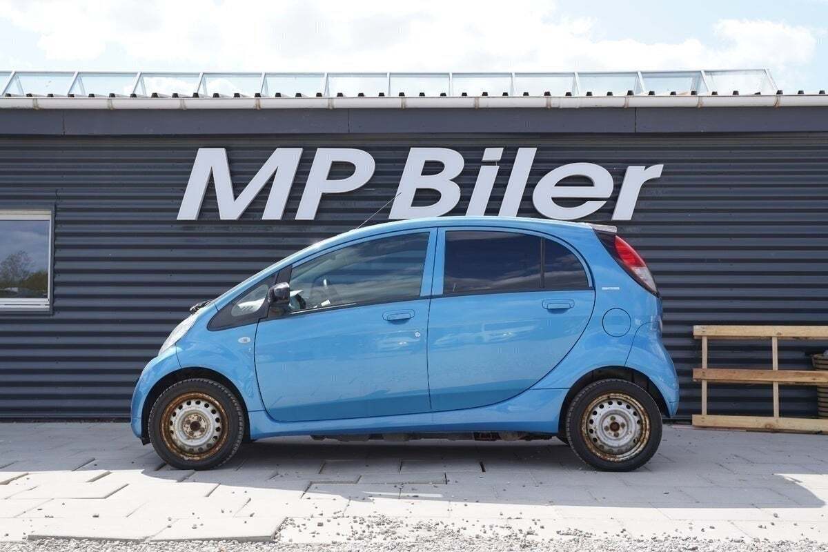 Blå Peugeot iON fra 2012