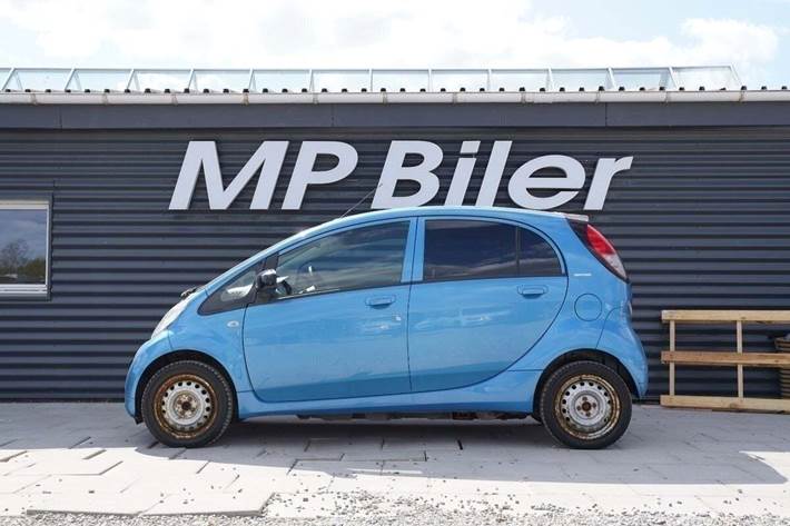 Blå Peugeot iON fra 2012