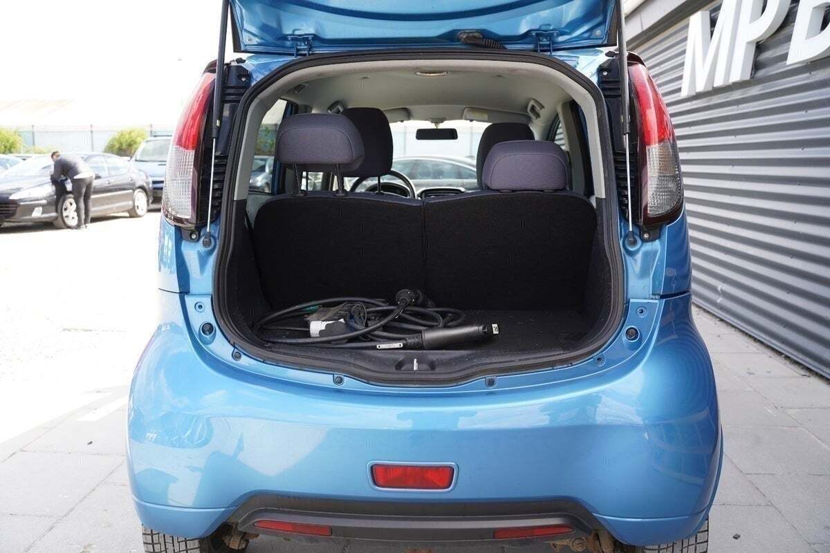 Blå Peugeot iON fra 2012