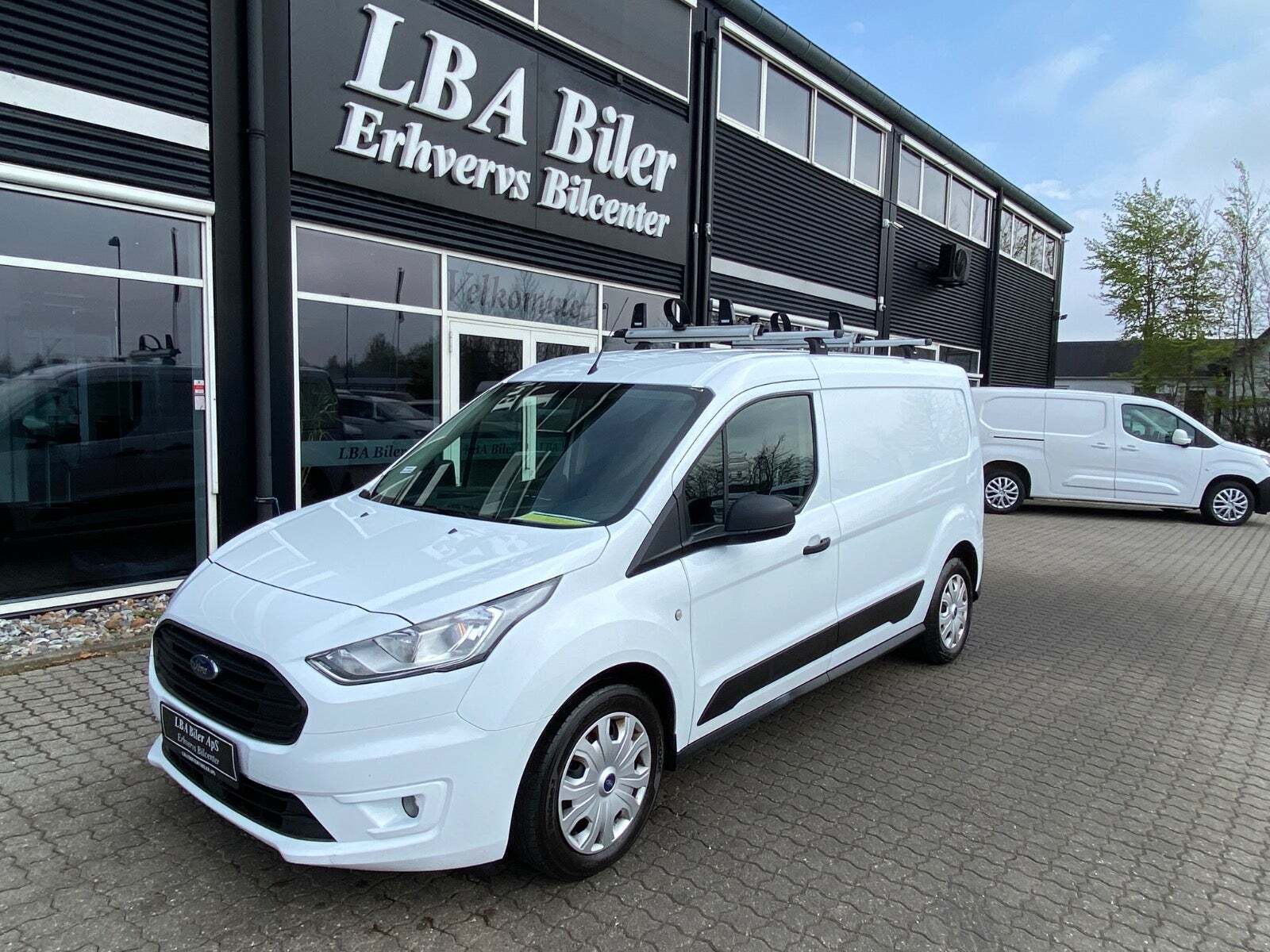 Hvid Ford Transit Connect fra 2020 set udefra