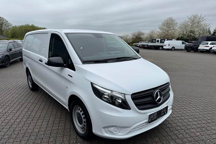 Hvid Mercedes eVito 112 fra 2023 set udefra