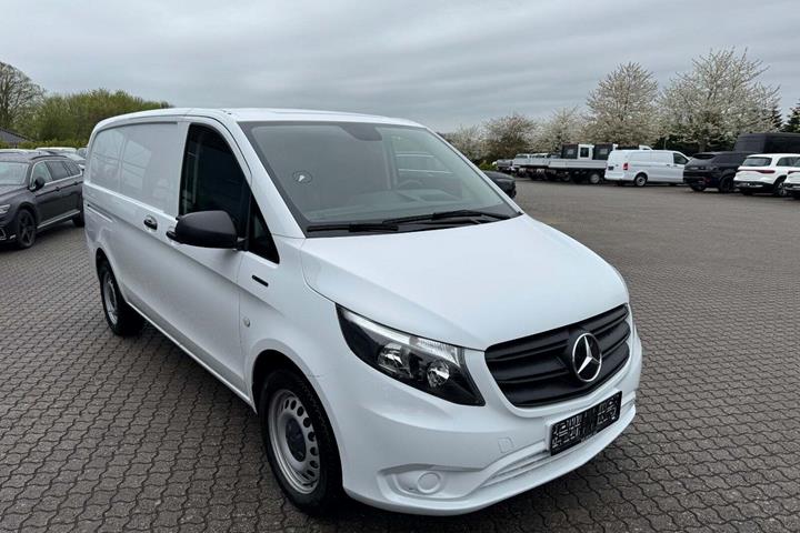 Hvid Mercedes eVito 112 fra 2023 set udefra