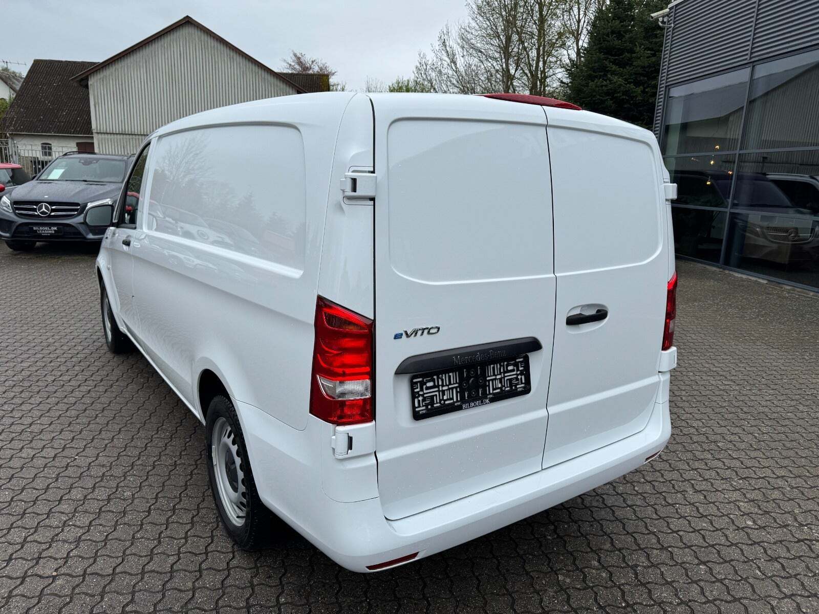 Hvid Mercedes eVito 112 fra 2023 set udefra