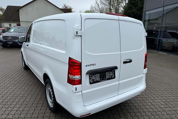 Hvid Mercedes eVito 112 fra 2023 set udefra