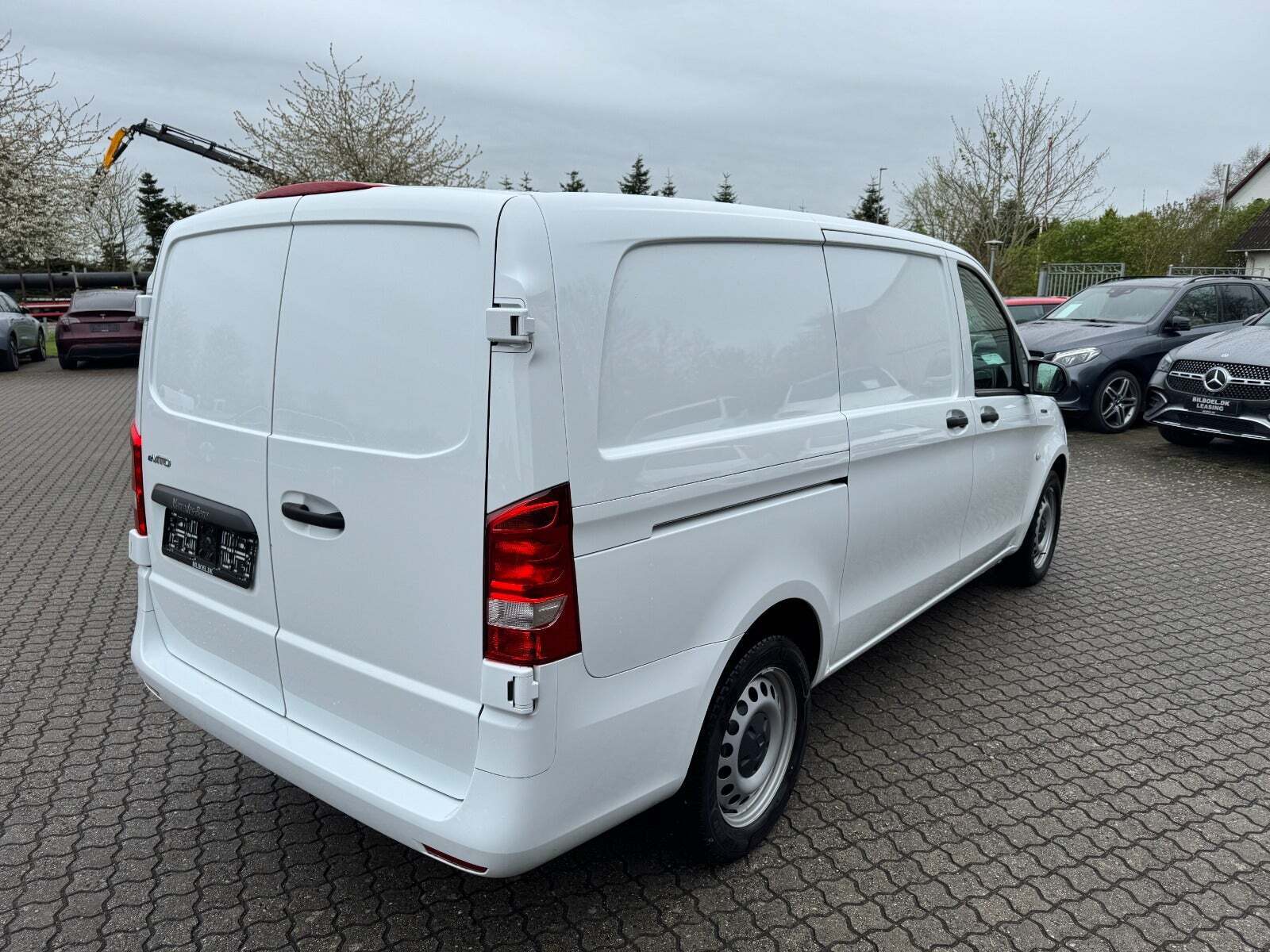 Hvid Mercedes eVito 112 fra 2023 set udefra