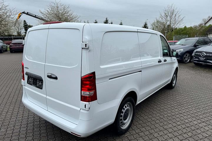 Hvid Mercedes eVito 112 fra 2023 set udefra