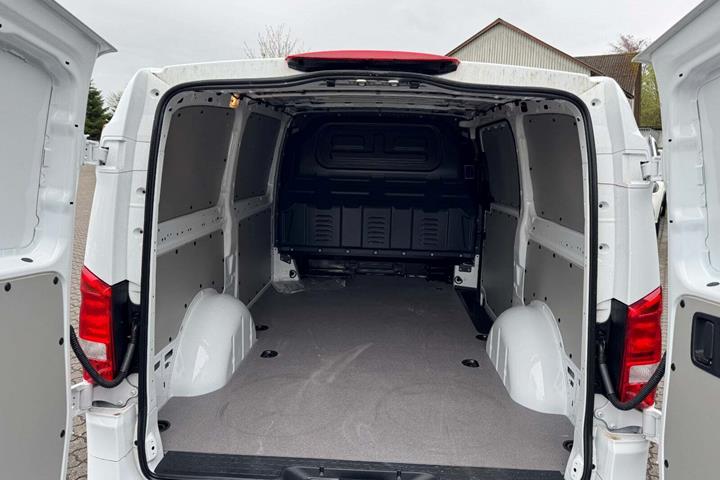 Hvid Mercedes eVito 112 fra 2023 set udefra