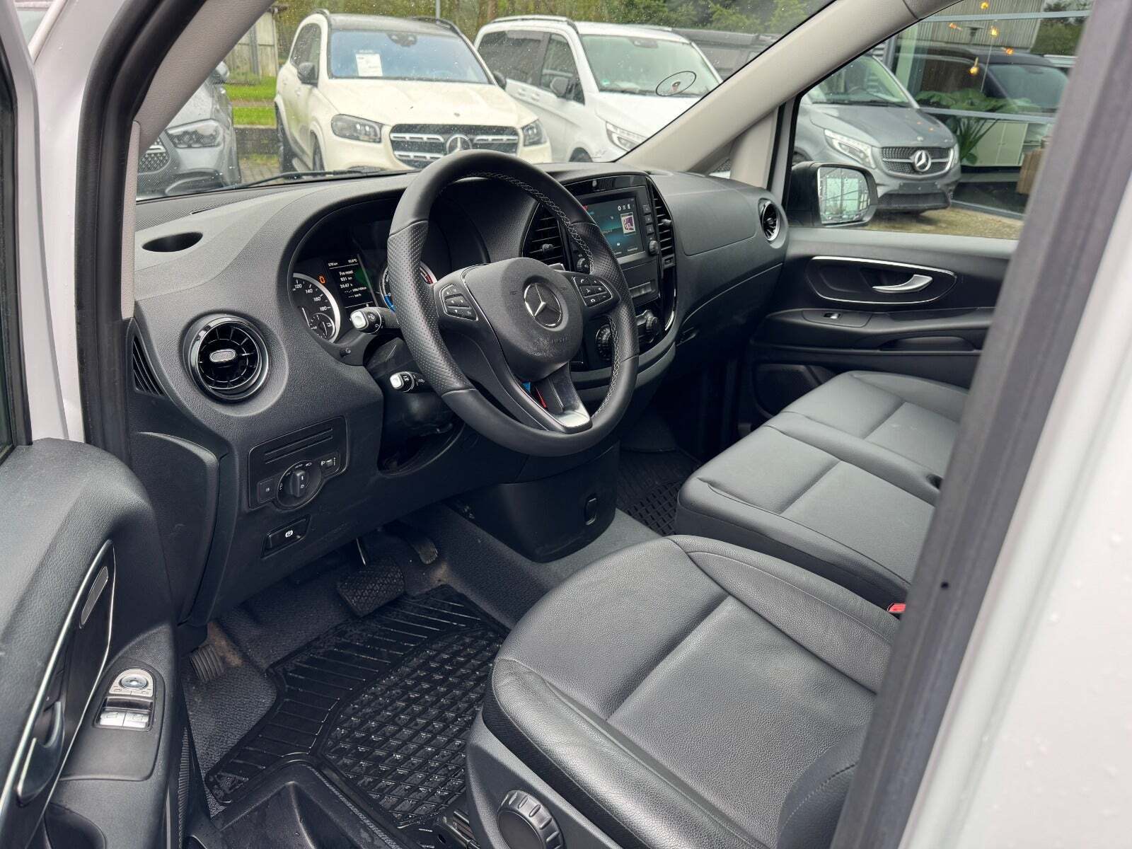 Hvid Mercedes eVito 112 fra 2023 set indefra