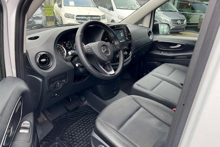 Hvid Mercedes eVito 112 fra 2023 set indefra