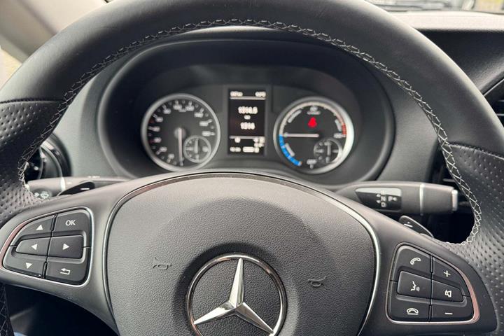 Hvid Mercedes eVito 112 fra 2023 set indefra