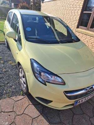 Gul Opel Corsa fra 2015 set udefra