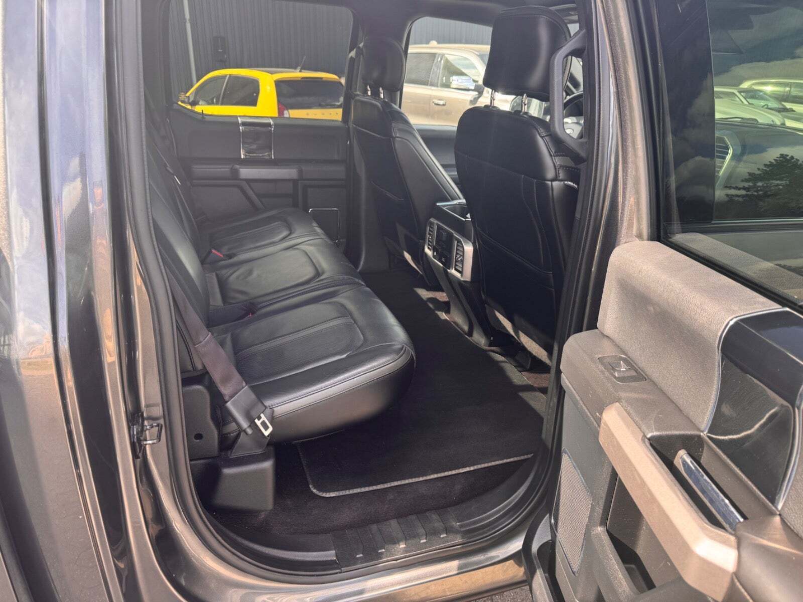 Hvid Ford F-150 fra 2016 set indefra