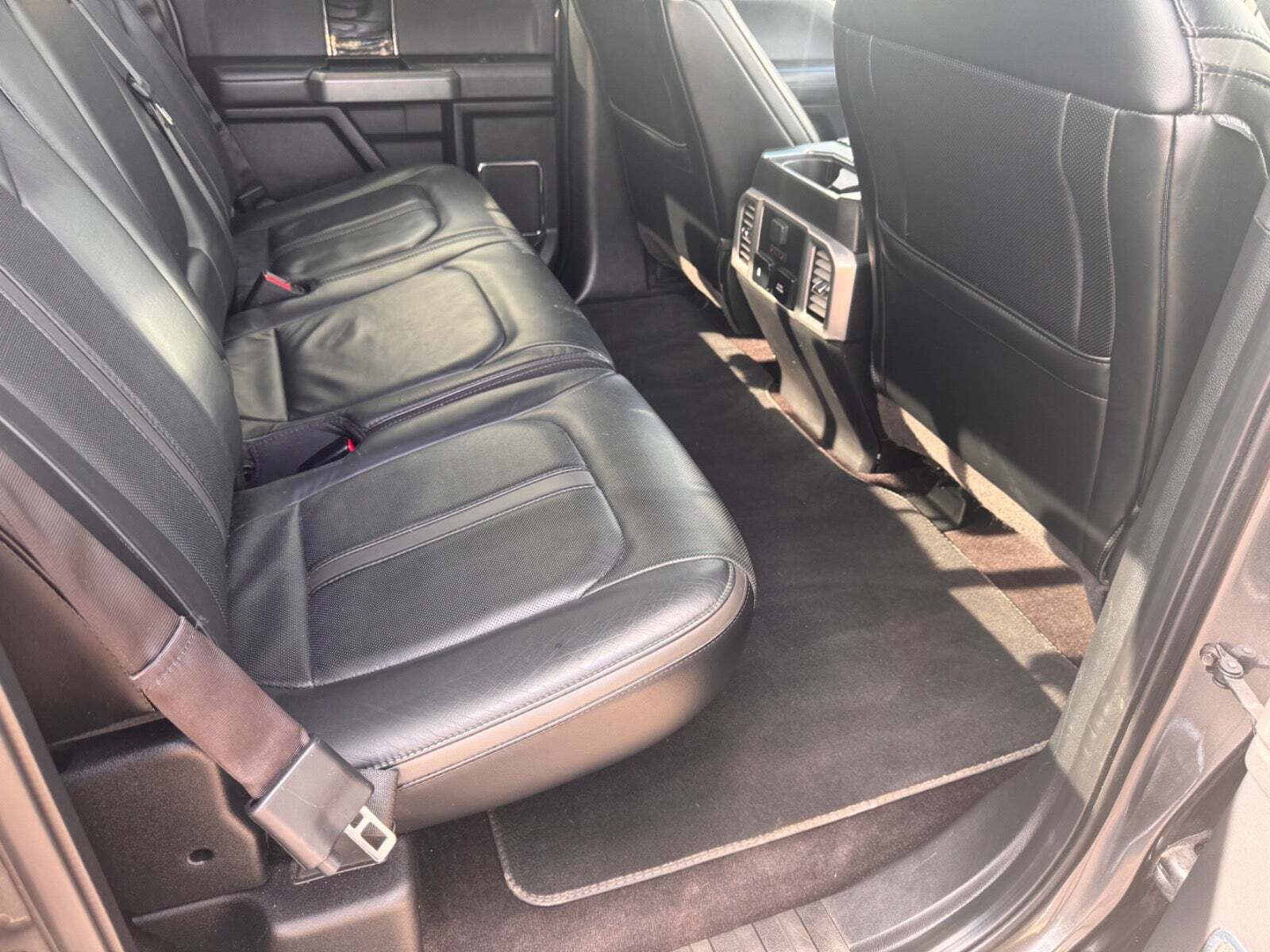 Hvid Ford F-150 fra 2016 set indefra