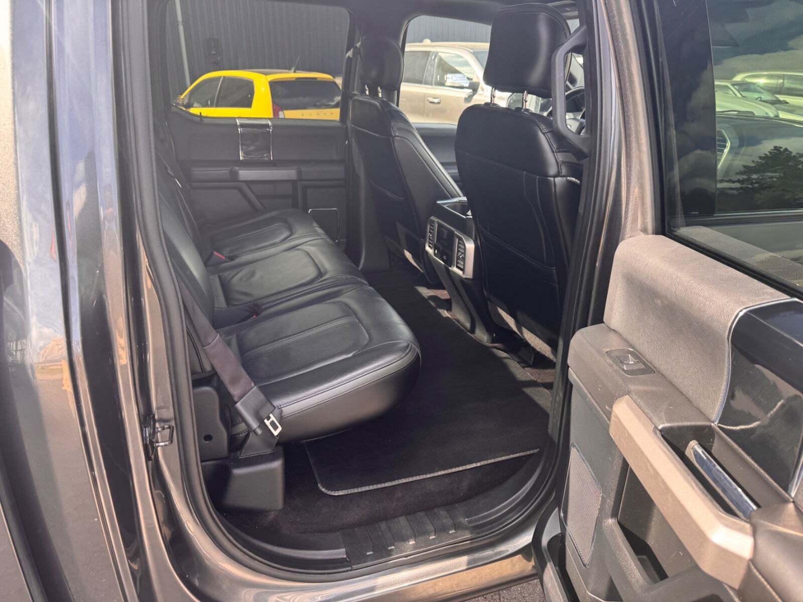 Hvid Ford F-150 fra 2016 set indefra