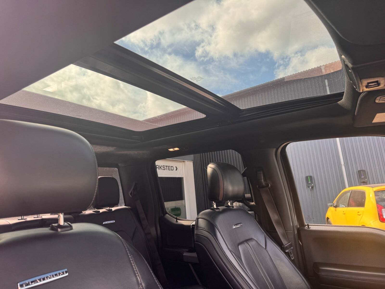 Hvid Ford F-150 fra 2016 set indefra