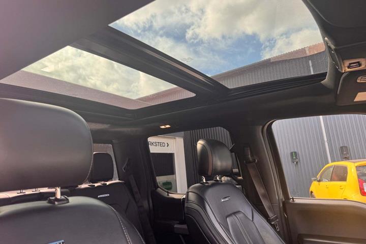 Hvid Ford F-150 fra 2016 set indefra