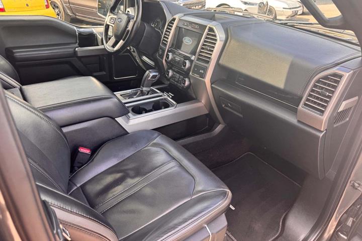 Hvid Ford F-150 fra 2016 set indefra