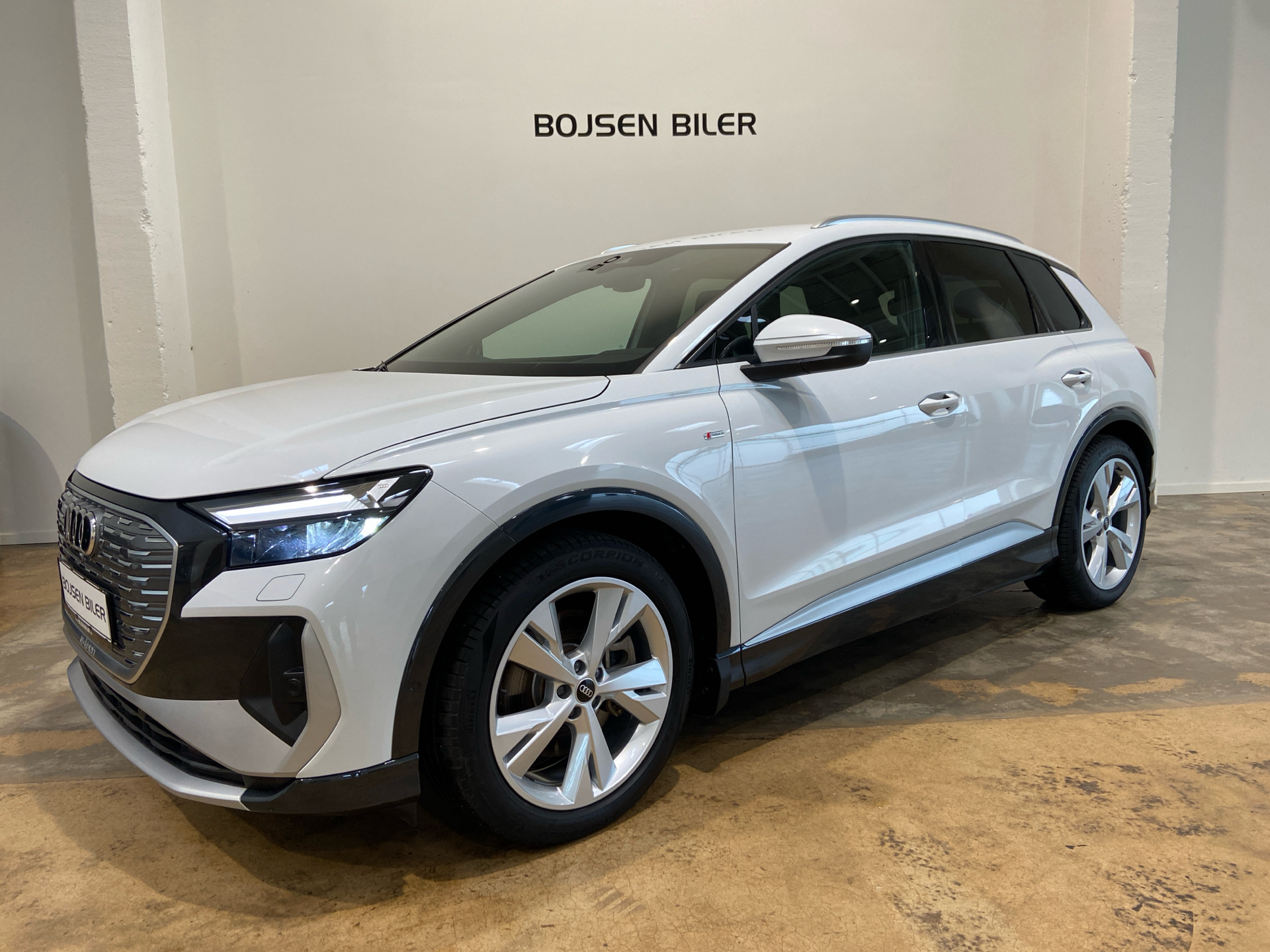 Hvid Audi Q4 fra 2023 set udefra