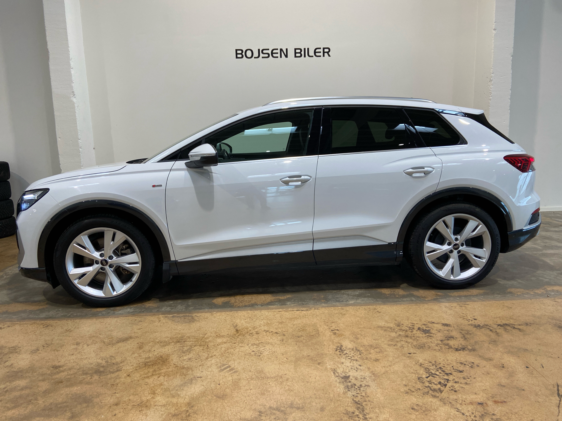 Hvid Audi Q4 fra 2023