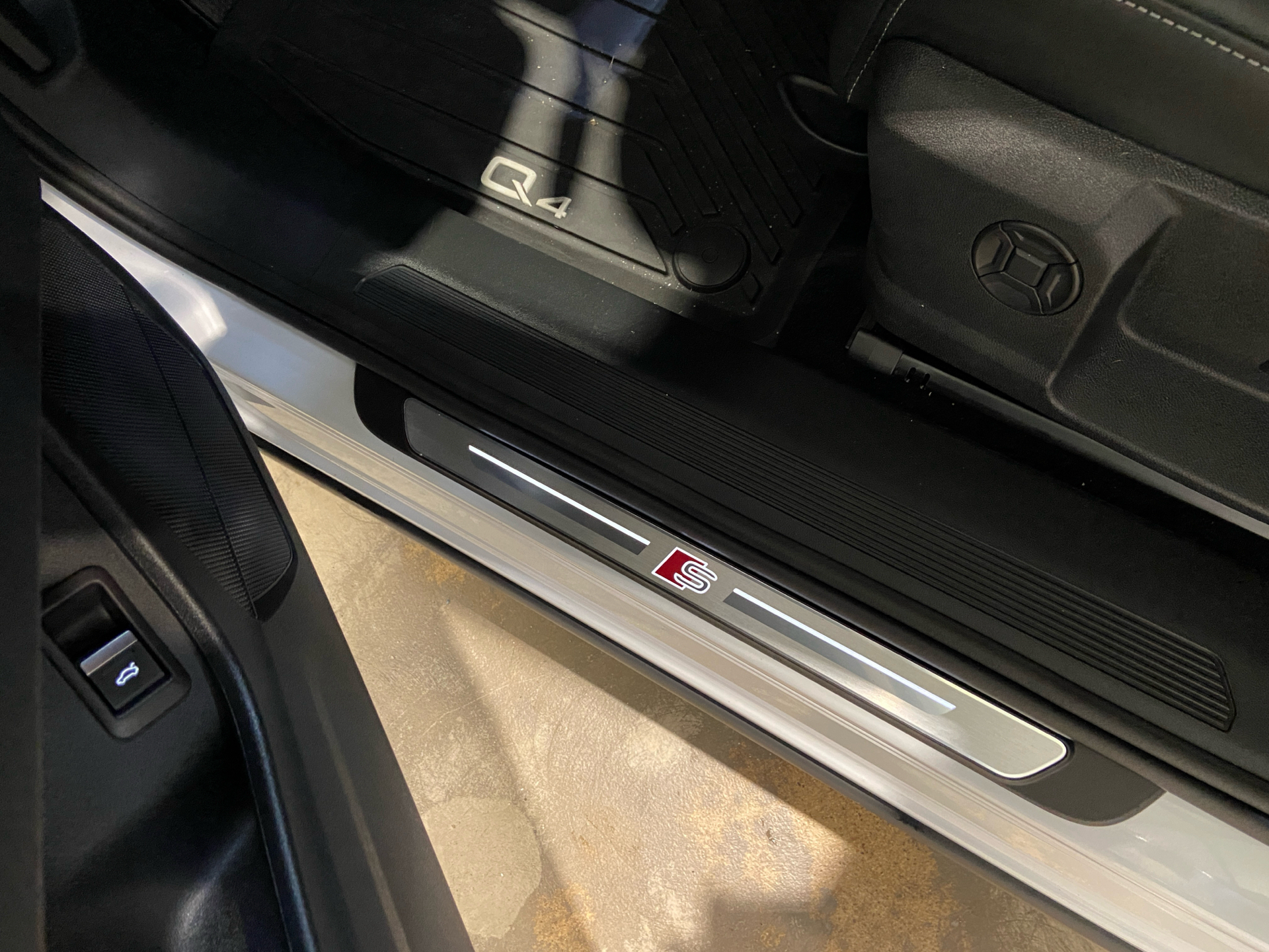 Hvid Audi Q4 fra 2023