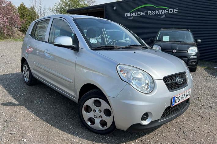 Sølv Kia Picanto fra 2010 set udefra