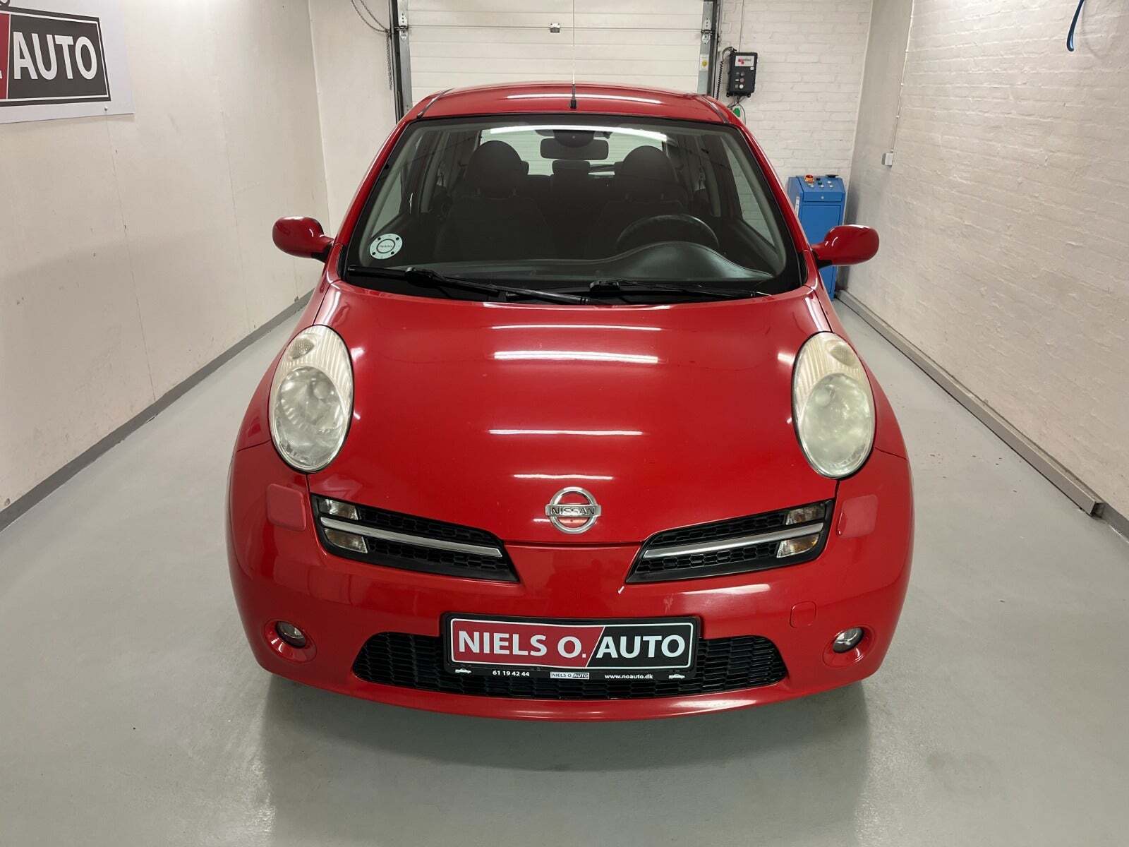 Rød Nissan Micra fra 2005