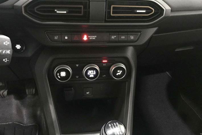 Beige Dacia Jogger fra 2023 set indefra