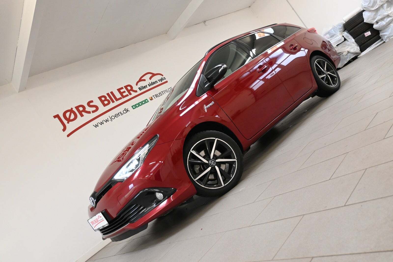 Rød Toyota Auris fra 2018
