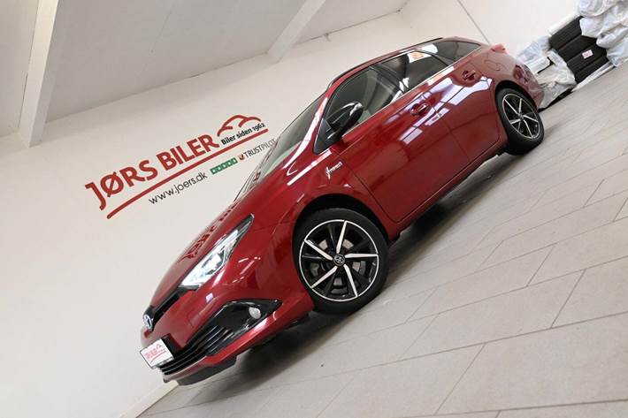 Rød Toyota Auris fra 2018