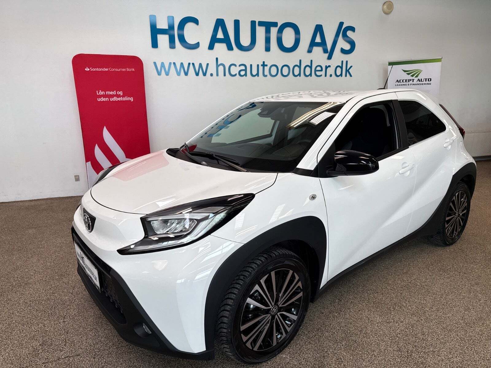 Hvid Toyota Aygo X fra 2024 set udefra