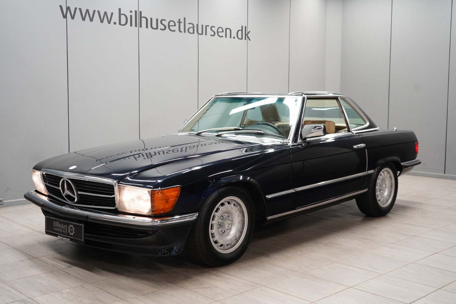 Sort Mercedes 350 SL fra 1972 set udefra