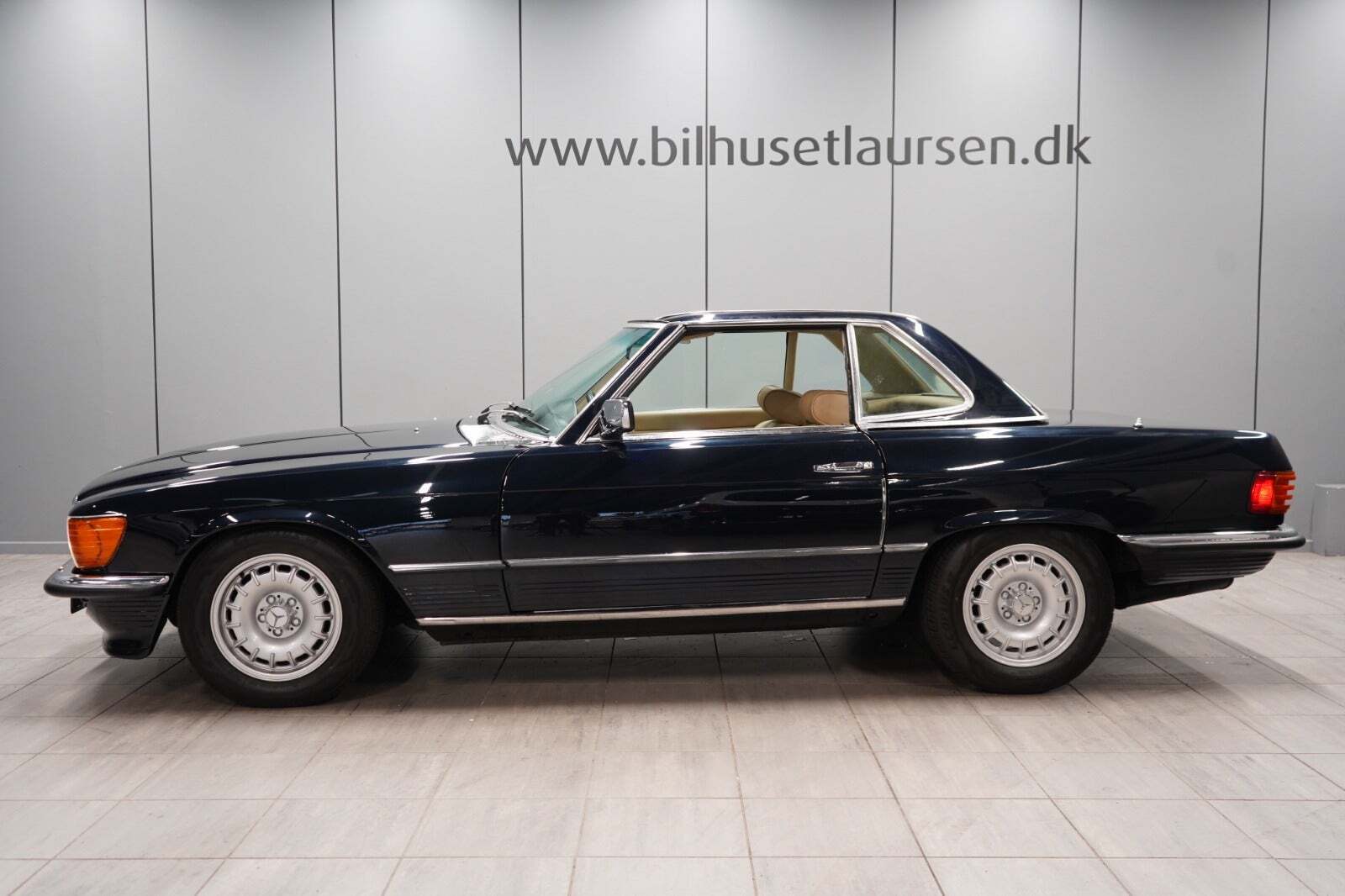 Sort Mercedes 350 SL fra 1972 set udefra
