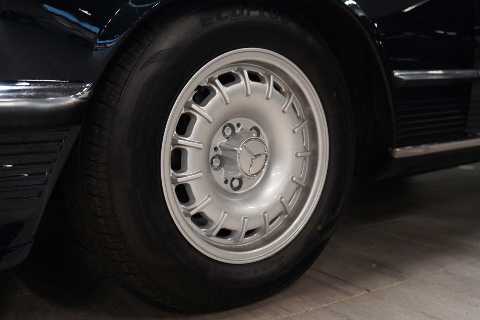 Sort Mercedes 350 SL fra 1972 set udefra