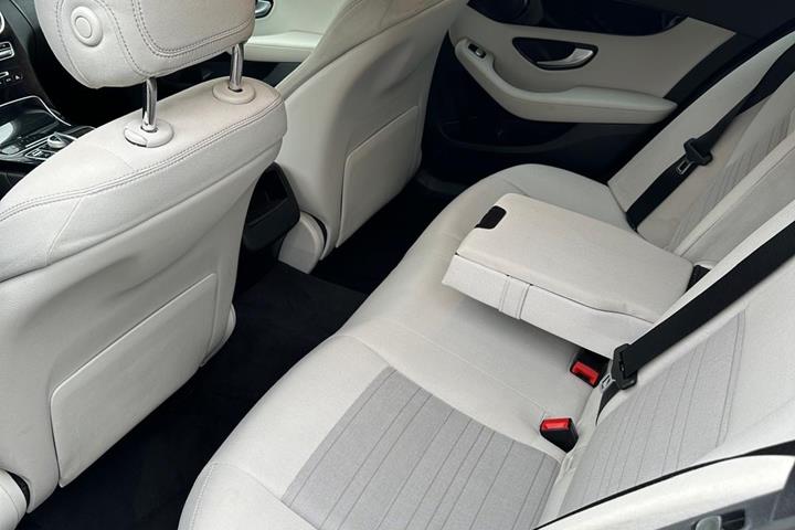 Blå Mercedes C220 d fra 2015