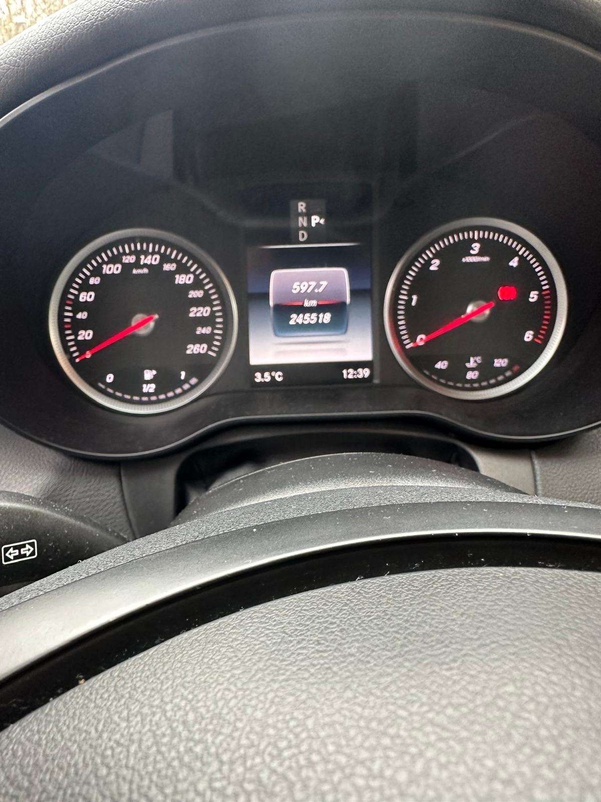 Blå Mercedes C220 d fra 2015