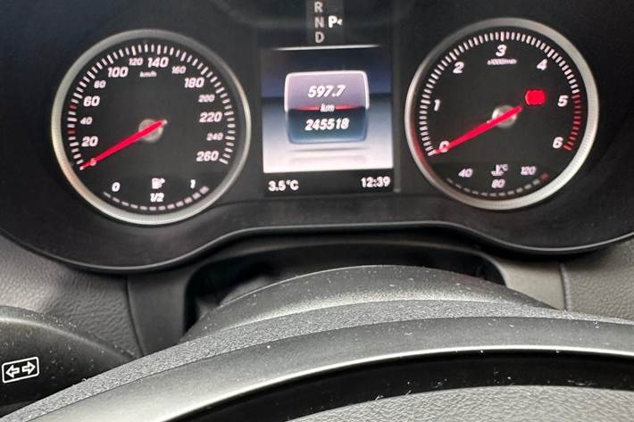 Blå Mercedes C220 d fra 2015