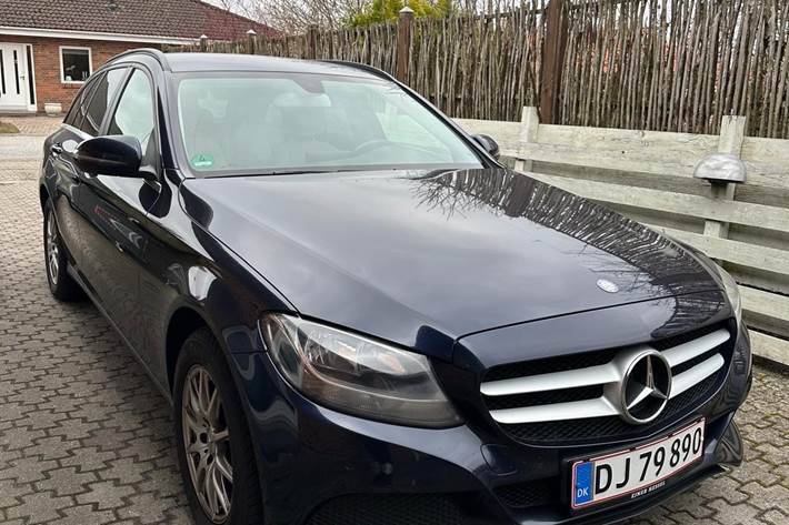 Blå Mercedes C220 d fra 2015