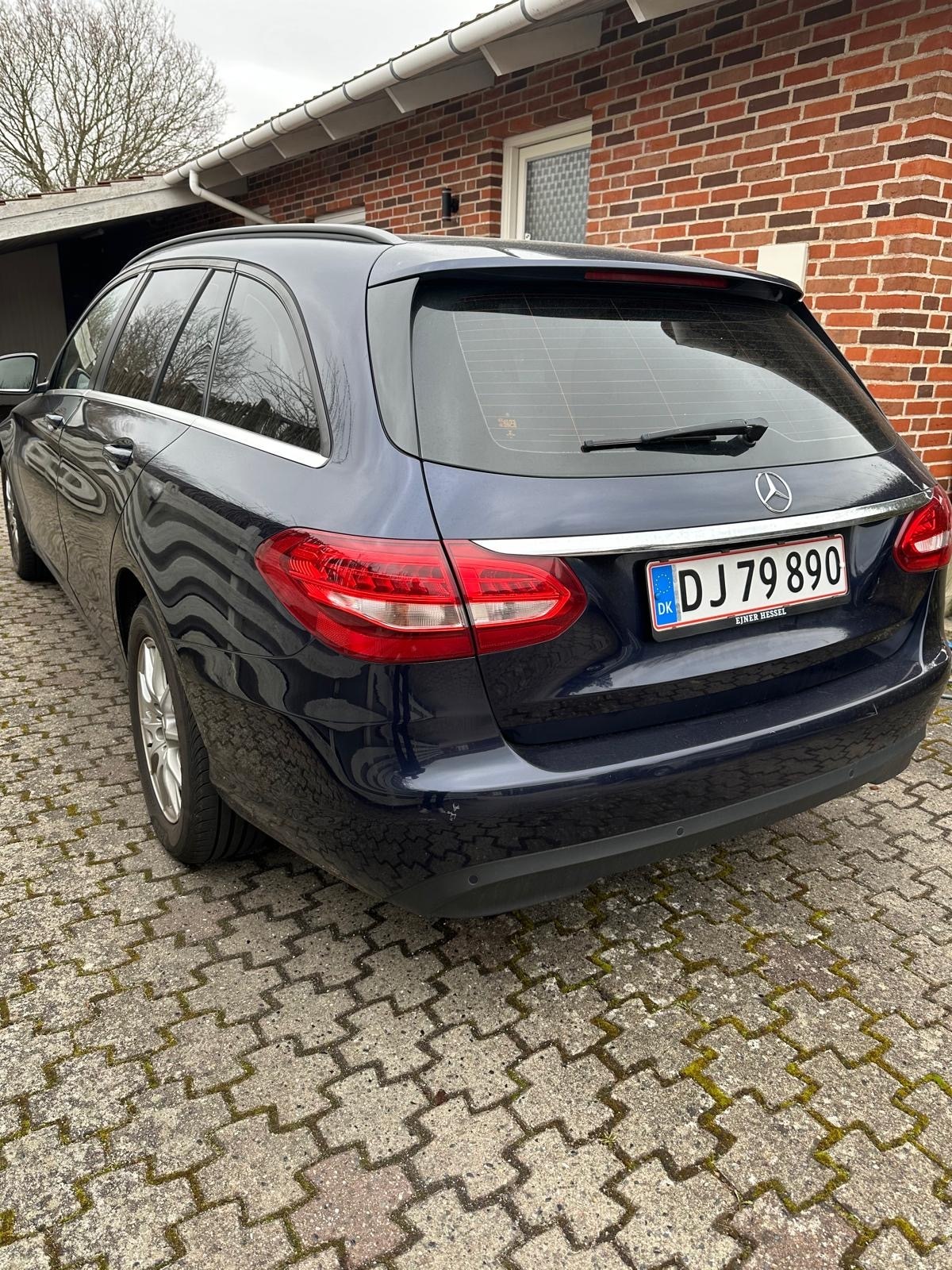 Blå Mercedes C220 d fra 2015
