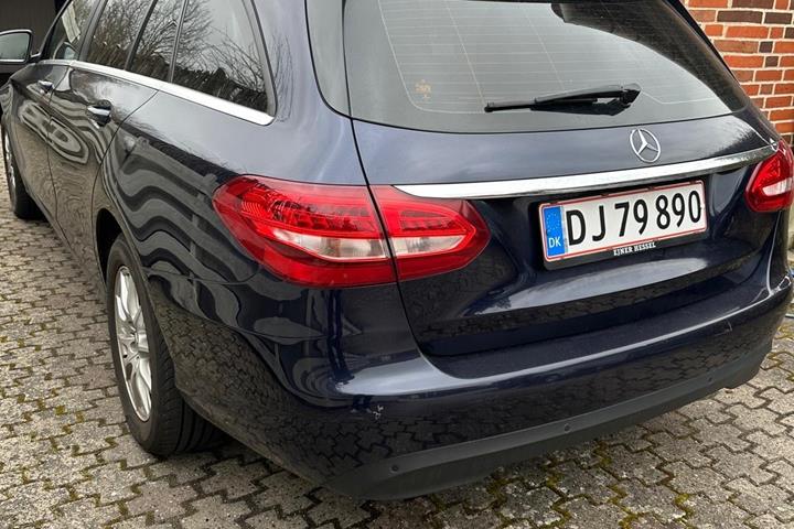 Blå Mercedes C220 d fra 2015