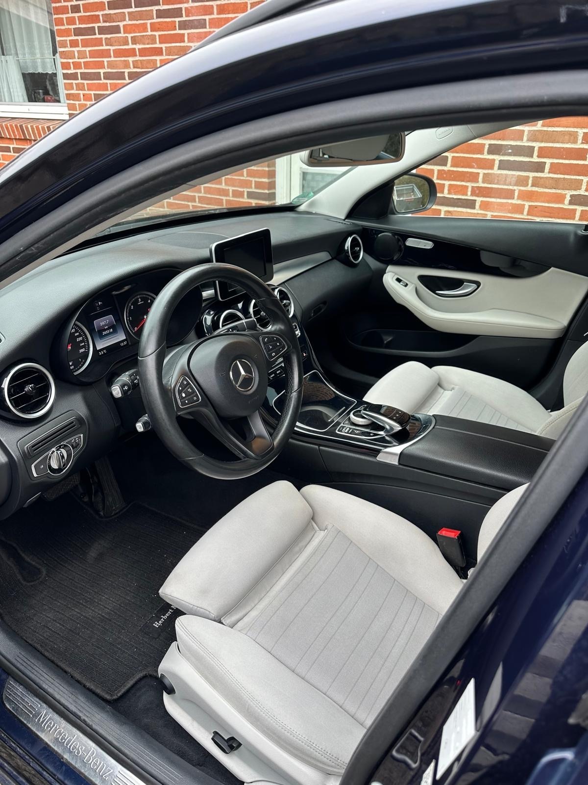 Blå Mercedes C220 d fra 2015